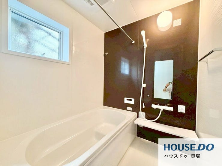 浴室には窓が付いており、換気もしっかりと出来ます。