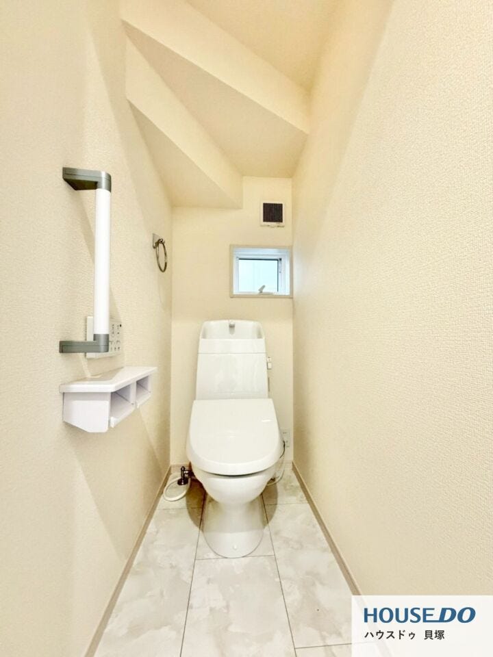 清潔感のある明るいトイレ空間です。
窓から自然光が入り、圧迫感を感じにくいのも嬉しいポイント。手すり付きで、毎日安心してお使いいただけます。