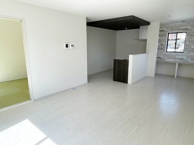 ダイニングとリビングを見渡すことができ、小さなお子様の様子を確認できるペニンシュラキッチン。