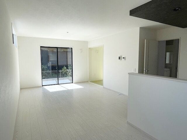 通風採光を最大限生かすことで、空間の広がりを増し、陽光が溢れる計画に。