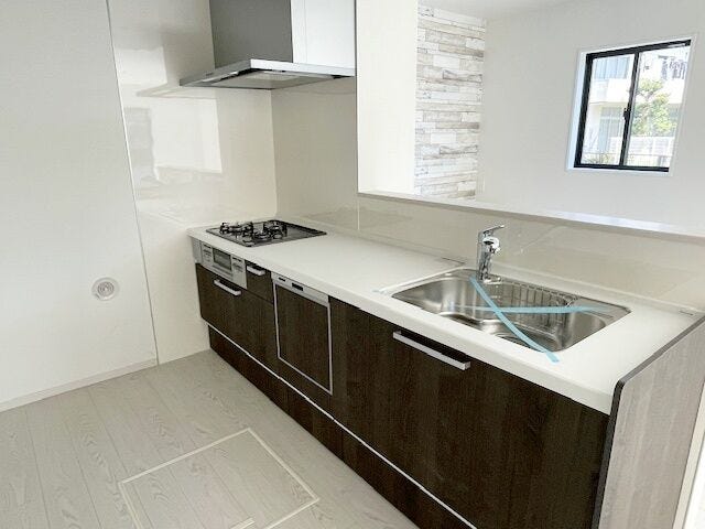 快適なクッキングタイムを演出。食器や野菜などの水洗いがスムーズにこなせるハンドシャワー付き水栓。浄水器一体型なので便利です。ワークトップは白で清潔感を。耐久性に優れた人造大理石トップ。