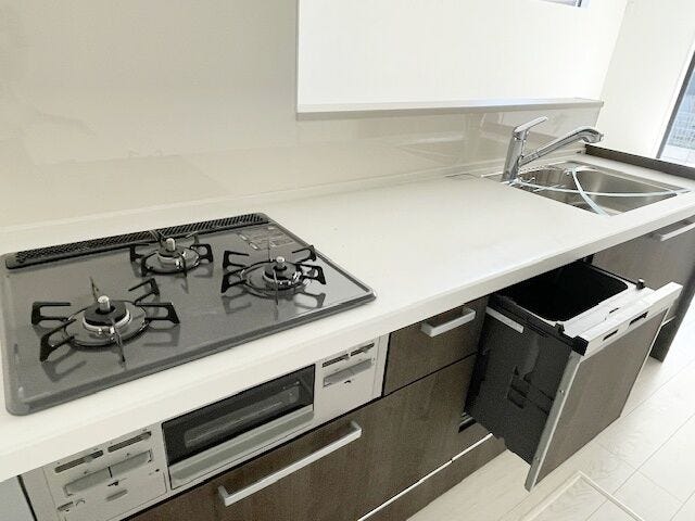 床下収納。高い剛性でたわみが少ないキッチン床下収納。荷重100kgまで耐えられるので、買い置きの調味料や非常食などを保管できます。