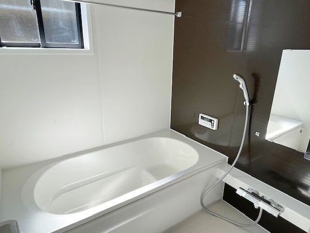 一日の疲れを癒すあたたかなバスルーム。湯量・湯温の設定、そして保温までワンタッチのフルオートで便利な追い炊き機能付き。入浴後の水滴や湿気を排出、カビの発生や臭いを抑制する暖房換気乾燥機付き。