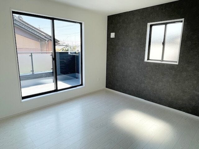 通風採光を最大限生かすことで、空間の広がりを増し、陽光が溢れる計画に。