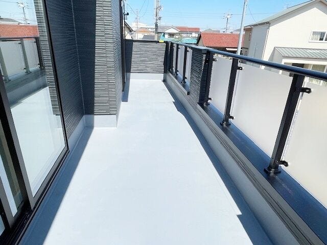 洗濯物もよく乾く日当たり良好のバルコニーです♪
2部屋から行き来ができるバルコニーなので、洗濯物の取り込みもしやすそうですね。