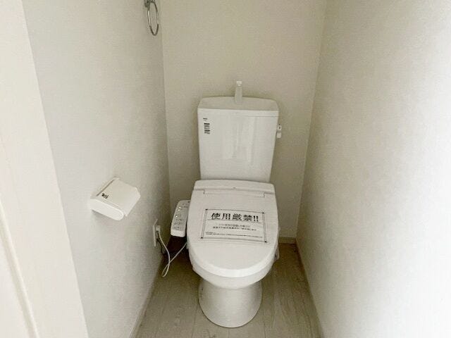 温水洗浄便座付きのトイレです。汚れてもサッとひと拭きでお手入れ簡単。節水仕様でしっかり洗浄できます。環境にやさしく、しかも経済的です。