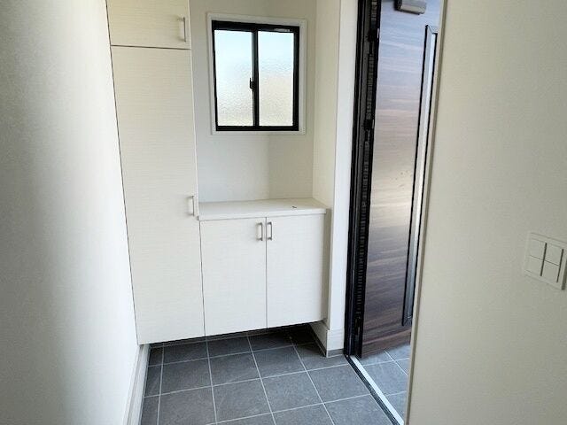 収納力を備えた玄関です。カウンター部分には鍵や小物、季節の飾りも置けて玄関をおしゃれに演出できます。