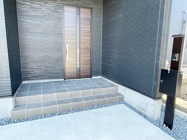 訪問者を画像と音声で確認できる、防犯性に優れた安心のTVモニター付インターホン。スッキリとしたデザインで、誰でも簡単に操作していただけます。