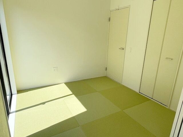 リビング横の和室は客間や寝室としても。押入もあり布団や座布団など収納できます。畳のお部屋ですが、他のお部屋の雰囲気に合わせたデザインになっています。