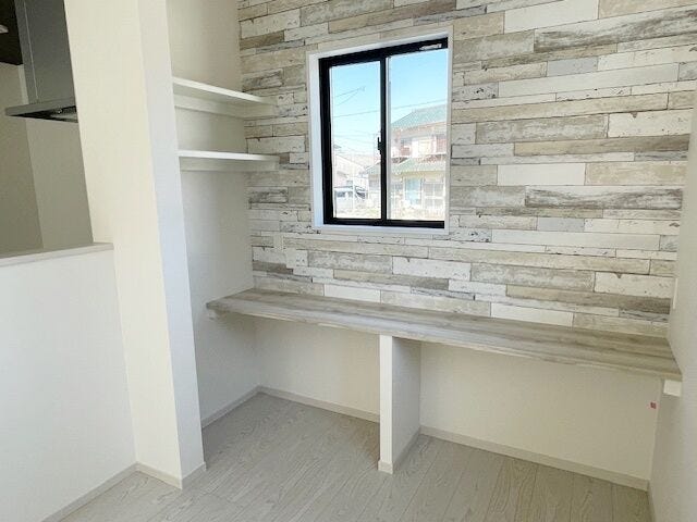 リビングにはスタディーカウンターがあります。
お子さんのリビング学習や大人のPC作業、趣味のスペースとして活用できます♪