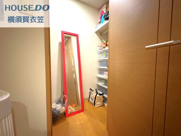 落ち着いてくつろげる洋室となっております。おおきめのクローゼットがあり、お気に入りのお洋服をたくさんしまっておけます。常にお部屋もスッキリ保っていただけます。