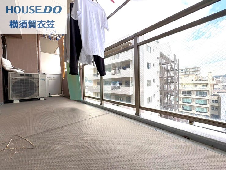 南面にワイドバルコニーがございます。陽当り良好で洗濯物もすぐに乾きます!バルコニー面積は11.34㎡となっております。