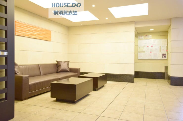 落ち着いた雰囲気のエントランスとなります。JR横須賀線『衣笠』駅まで徒歩7分の通勤通学に便利な好立地でありながら、おだやかな暮らしが実現できます。