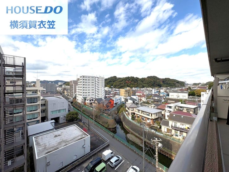 おだやかな暮らしが実現できる落ち着いた街並みに位置するマンションとなります。小学校や病院もすぐそばで子育て世代の方にもおすすめです♪