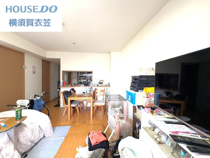 南側の大きなサッシから光がさんさんと降り注ぐ落ち着いた雰囲気のリビングは約14.4帖ございます。自然と家族が集まるあたたかな空間となっております。