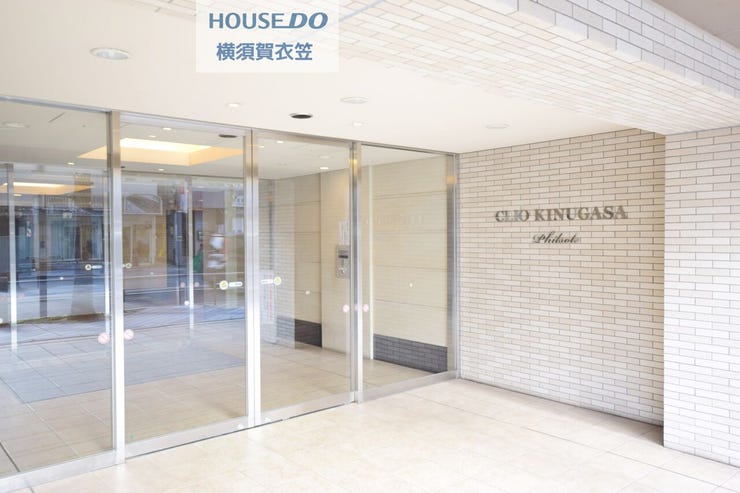 オートロックを完備した安心に暮らしていただけるマンションとなります。TVモニターで訪問者を確認してから会話することができますので、安心して対応していただけます。