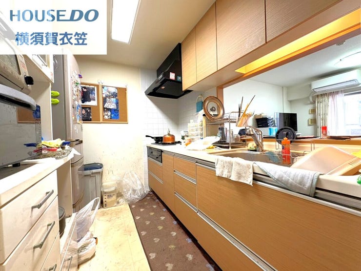 ゆったりと使いやすいシステムキッチンです。広々とした調理スペースを確保!収納豊富なシステムキッチンとなっており、調理器具をすっきり収納できます!