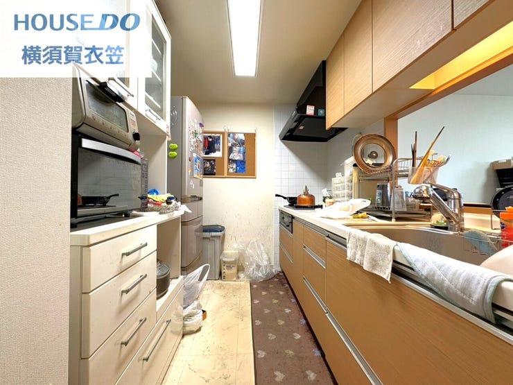 ご家族とコミュニケーションがとれる対面式のシステムキッチンとなっております。スライド式の収納もたくさんあり、お気に入りの食器や調理器具をたくさんしまっておけます。