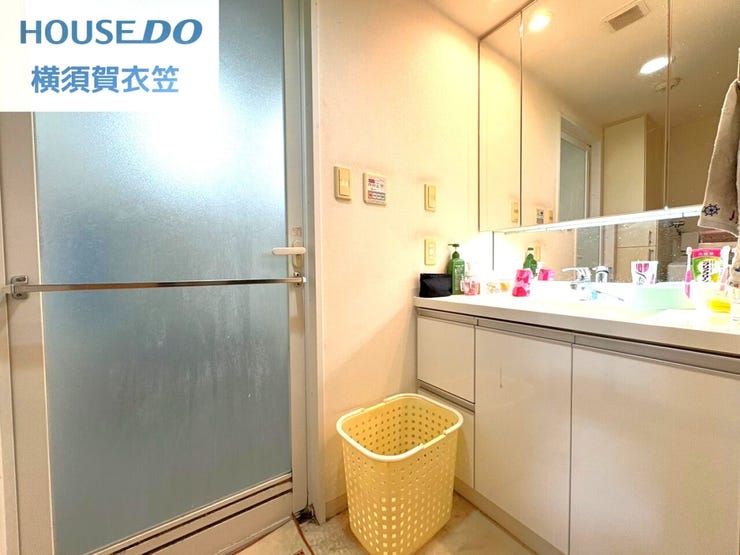 すっきり清潔な水回りで毎朝の身支度も楽しくしていただけます。三面鏡の裏側にはたっぷり収納ボックスとなっておりますので、いつでも整頓したうつくしい洗面台を保てます。