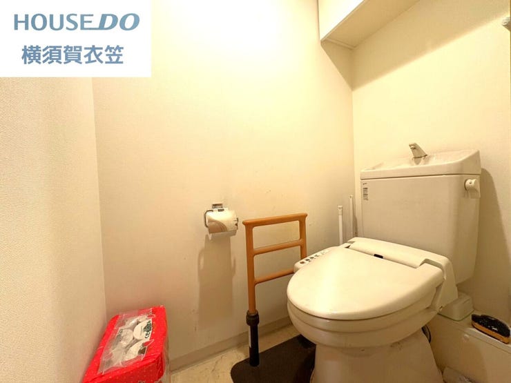 温水洗浄便座付きで清潔感あふれるトイレです。季節を問わず快適にお使いいただけます。室内大変おきれいにお使いですが、リフォームのご相談も承っております。