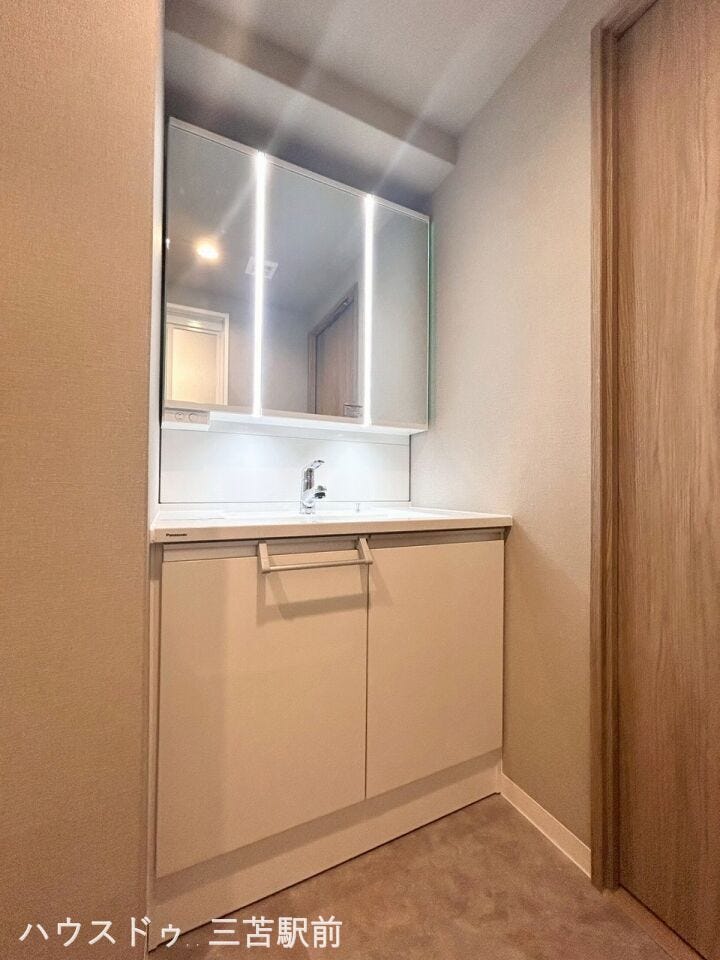 ~同メーカー施工例~
□洗面台□
シャワー付洗面台へ交換予定