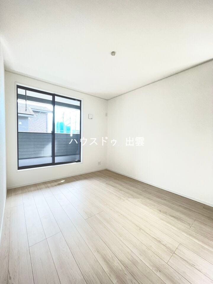 部屋からバルコニーにも出れます。バルコニーにも洗濯物を干せますので急に雨が降ってきても慌てずに済みます。