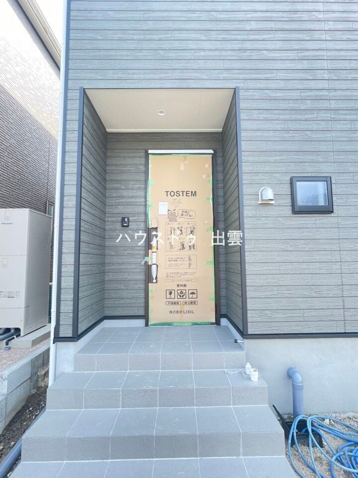 玄関です。階段を上って玄関スペースに行く玄関です。雨よけもありますので雨の日に荷物を持っていても安心ですね。