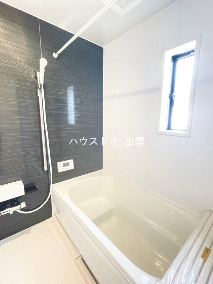 浴室は湿気がたまりやすく、換気扇だけではどうしてもカビが出てしまいやすい場所。窓があるだけで、あっという間に換気ができますのでお風呂の掃除も気持ちが良いです。