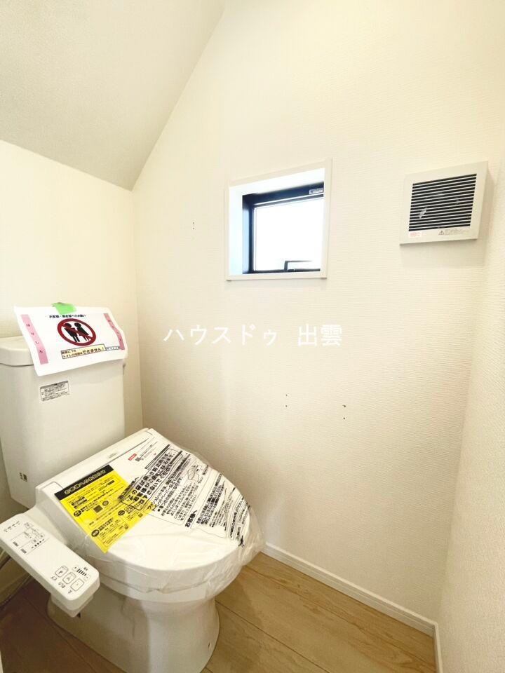 やさしい色合いの内装でまとめられたトイレは、毎日気持ちよく使える空間。温水洗浄機能付きで、快適性にも配慮されています。窓があることで自然光が入り、昼間は明るく換気もしやすい設計です。