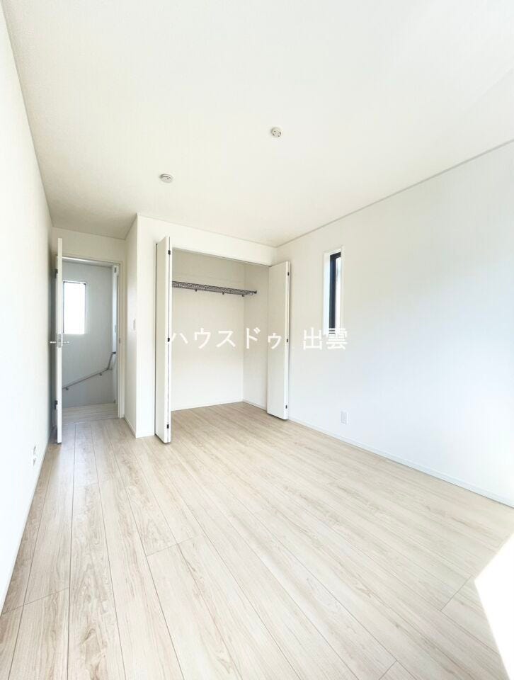 個人部屋としても使える糖質。採光も良く、一日の始まりを気持ちよく迎えられます。暮らしに寄り添う、使い勝手の良い間取りが魅力です。