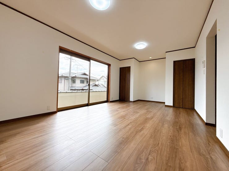 隣家との間隔が広い住宅地なので、お子様が小さいご家族やペットを飼われる方も安心です。