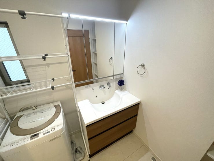 ◇洗面◇
清潔感のある洗面台です。お掃除もしやすく、身だしなみや、自分を綺麗にする場所だからこそ清潔にしていたいですね。三面鏡の裏側が全て収納スペースになっています。