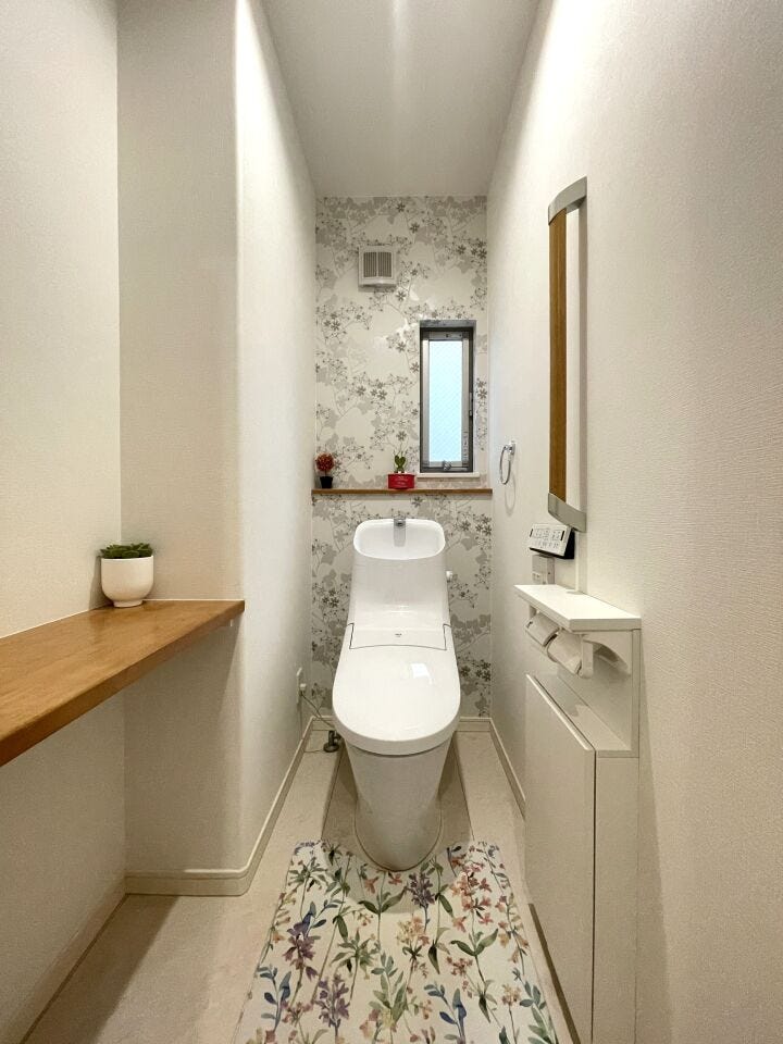 ◇トイレ◇
清潔感溢れ、居心地よく落ち着ける空間となっています。グリーンをプラスしてさらに清潔感をアップするのもオススメです。空気がきれいに感じられ、おしゃれ度もアップしますね。