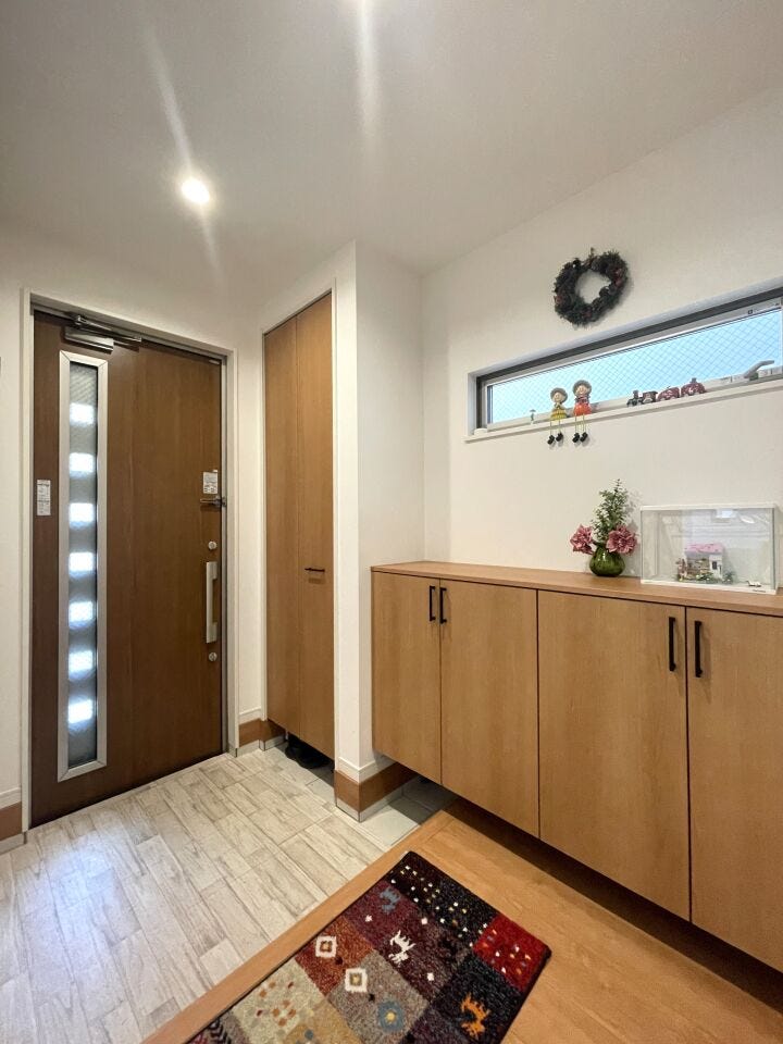 ◇玄関◇
明るく、温かな雰囲気で家族の帰りや来訪者を出迎えてくれる玄関。玄関周りはその家や家族を映し出す、家の顔。どこまでも明るく快適でありたいですね。十分な土間収納もあります。