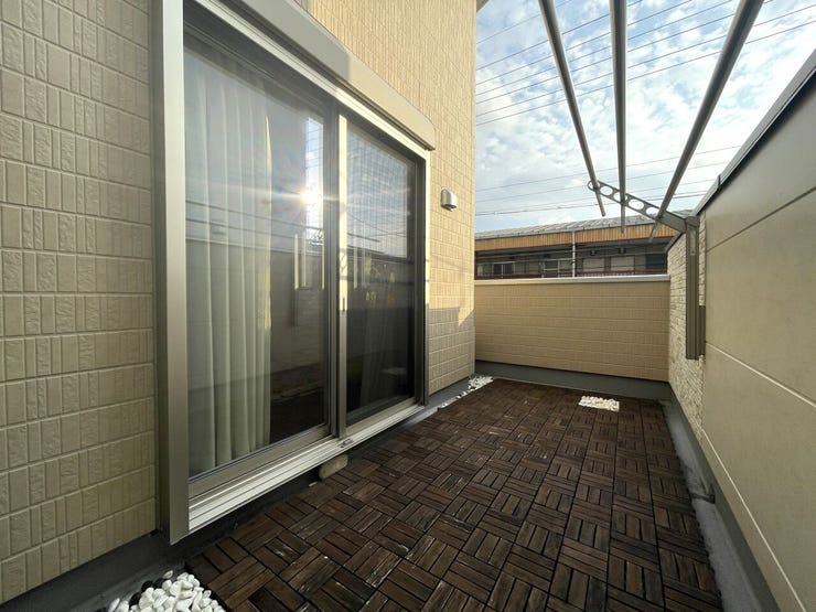 ◇バルコニー◇
南側に面したバルコニーですので1日を通して明るいです。陽の光がたっぷりと降り注ぎますのでお洗濯物もよく乾きそうですね。日中の最も洗濯物干しに適した時間帯を最大限に活用できます。