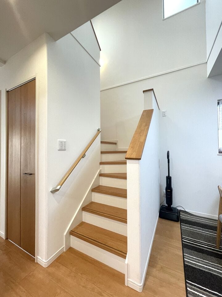 ◇階段◇
2階へと続く階段の壁には窓が設けられており、自然の光が入ります。暗くなりがちな階段をいつでも明るく照らしてくれます。開閉可能な窓ですので通風も良好です。