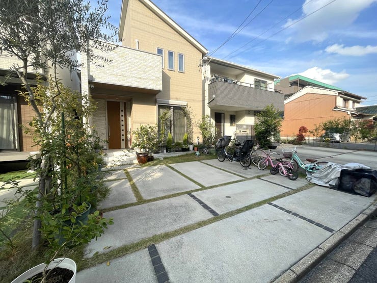 ◇駐車場◇
お車は並列2台駐車可能なスペースを確保しています。ご夫婦でお車をお持ちの方も安心です。駐車スペースにはお車だけでなく、自転車やバイクなども置いていただけます。