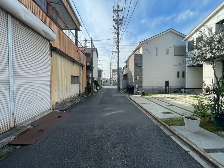 ◇前面道路◇
南側に面する道路は約5.4mです。交通量は多くなく、間口も広く作られているので駐車が苦手な方も安心ですね。