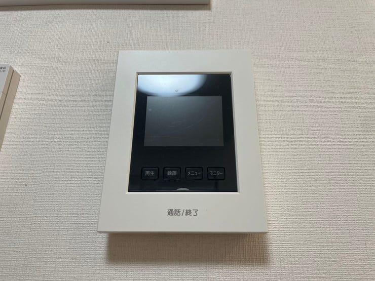 ◇TVモニター付インターホン◇
TVモニターで訪問者を確認してから会話することができますので、安心して対応していただけます。また、姿を見られたくない空き巣や不審者が嫌がるため防犯効果も高まります。