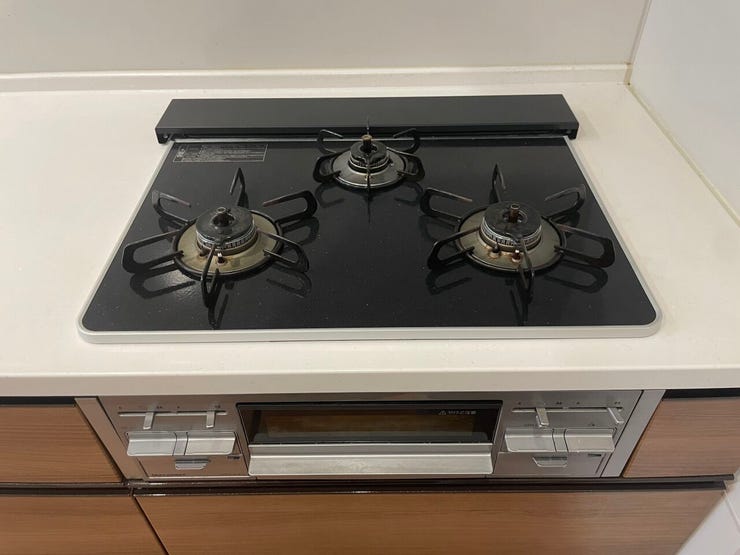 ◇三口コンロ◇
一度にたくさんの調理ができ、朝食の準備もお弁当作りもラクラクです。栄養面や彩りに気を配ると品数も増えますが、広いワークトップなのでたくさん作ってもスペースに余裕があります。