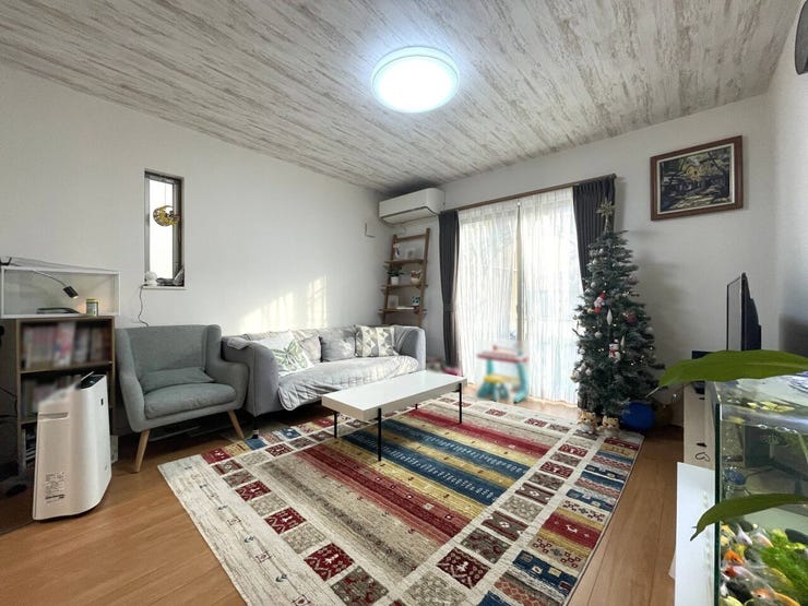 ◇リビング◇
リビングからは豊かな採光が射し込んできます。明るさと解放感に溢れゆったりとしたひと時を過ごすことが出来ます。柔らかな陽光は暮らしをより豊かなものにしますね。