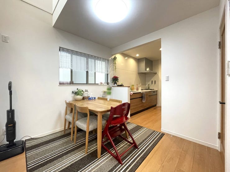 ◇ダイニング◇
時の流れと共に陽射しは装いを変え空間に新たな彩りを与えます。採光良好なこの空間なら快適にその移ろいを感じることができます。一日中家に居ても飽きることなく過ごすことができる素敵な空間