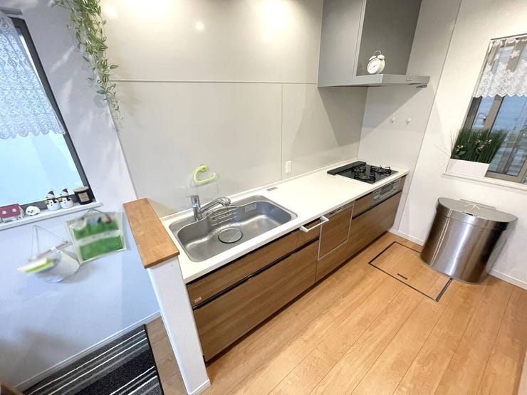 ◇キッチン◇
壁付けキッチンとなっています。お料理に集中できつつ、リビングとのつながりもありますので閉鎖的になりません。乱雑になりがちなキッチンですがリビング側からは見えにくい為来客の時も安心ですね