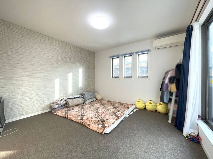 ◇洋室◇
プライベートなお部屋では静かに時を過ごしたい。読書をして、物思いにふける・・
1日の多くの時間を過ごす空間は快適でありたいですね。光りに満たされた安らぎの空間がここにあります。