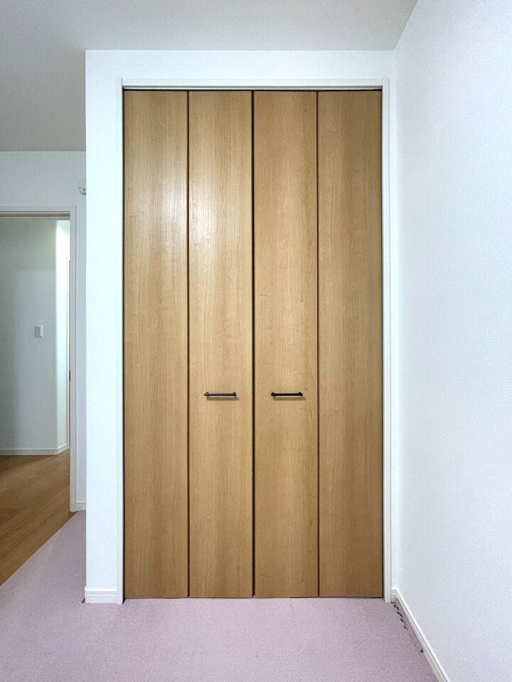 ◇クローゼット◇
大容量のクローゼット完備。お洋服もたくさん収納できて、お部屋がスッキリします。ハンガーパイプが設置されており外套や大切なお洋服は傷まないよう、そのままかけて収納できます。