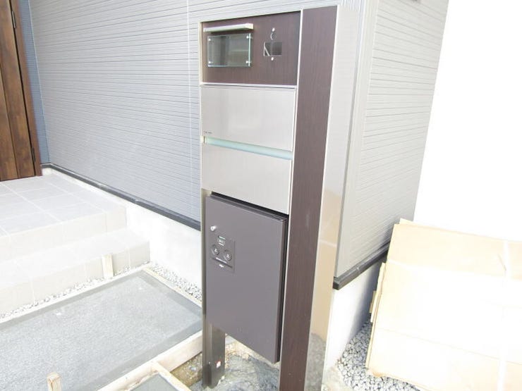宅配ボックス付きで再配達の手間を省きつつ、防犯面にも配慮された安心の設備です。