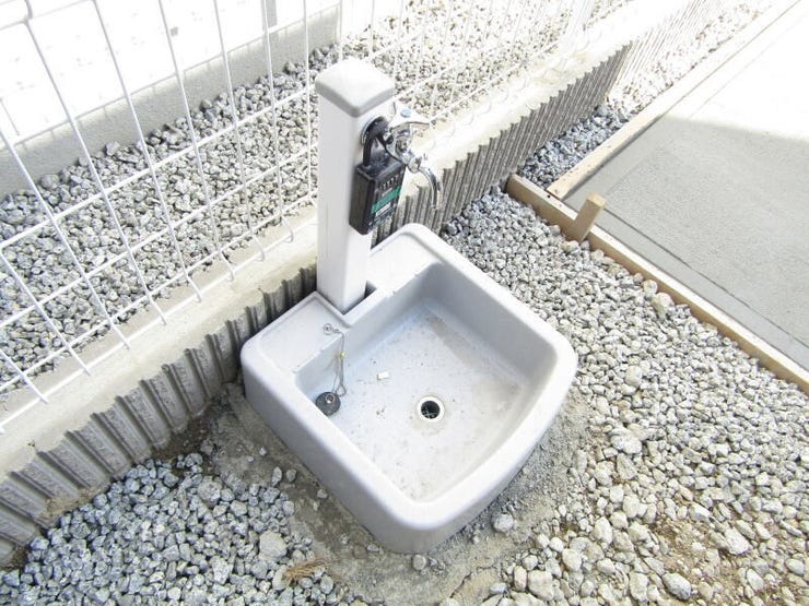 屋外の水栓があることで、掃除やペットの足洗いもスムーズに。日々の暮らしに嬉しい設備です。