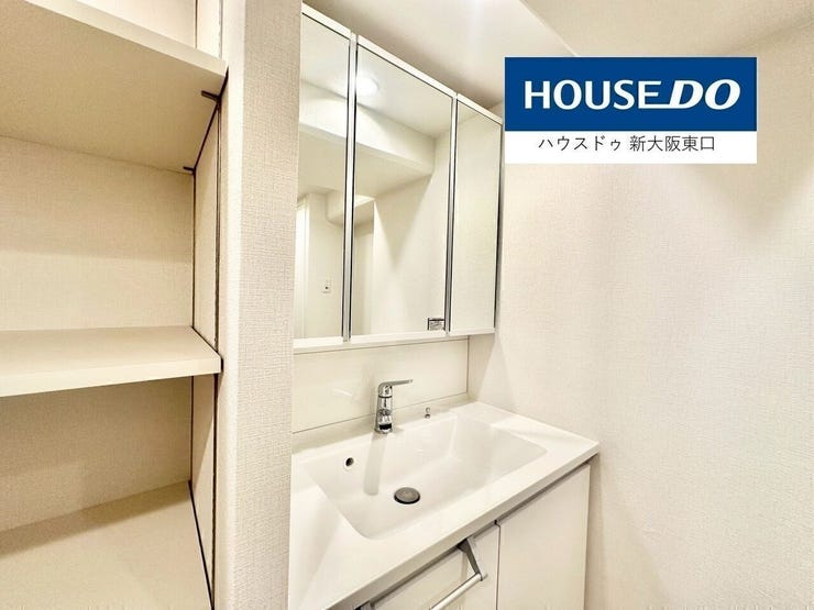 【新調】
三面鏡タイプのシャンプードレッサー
鏡の裏が収納となっているので、荷物が散らからなくてよいです。