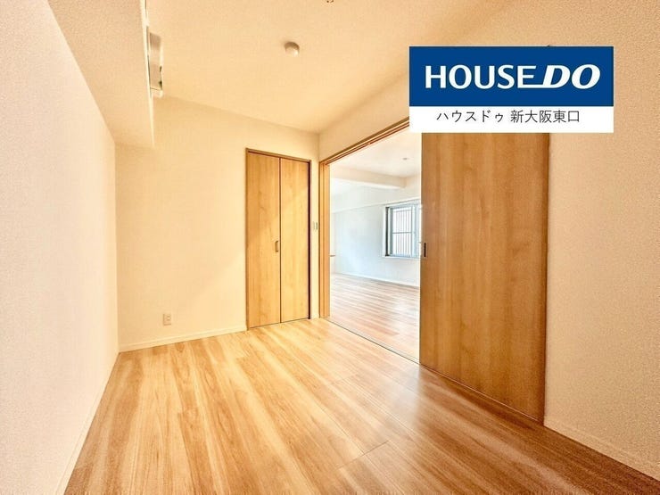 中部屋の5帖
扉はスライドドアなので、軽いです。
普段は開け放して使うのがおすすめ。