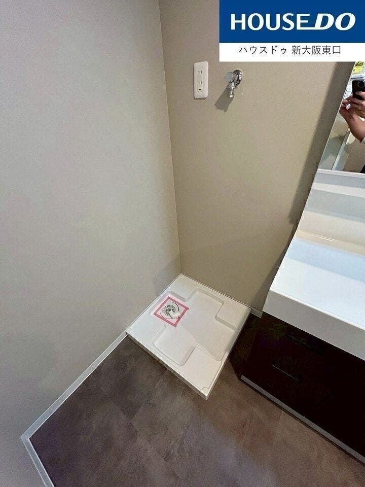 洗濯機を置くスペースは室内です。
洗面所にございますので、脱いだ洋服をすぐ洗濯機に放り込めて便利です。